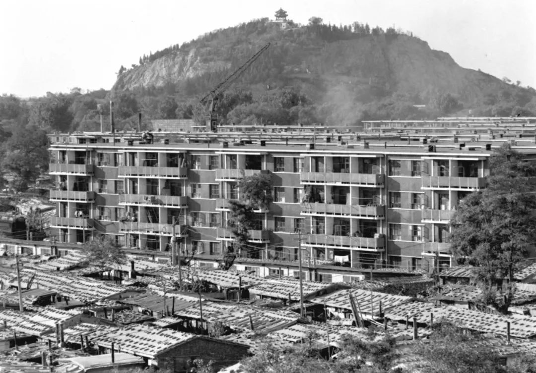 河北唐山地震:那场23秒的灾难 已经过去43年 1981年4月14日唐山市凤凰山下,震后搭建的简易房逐渐被拆除,一座座新楼房拔地而起。新华社记者 于永甫 摄