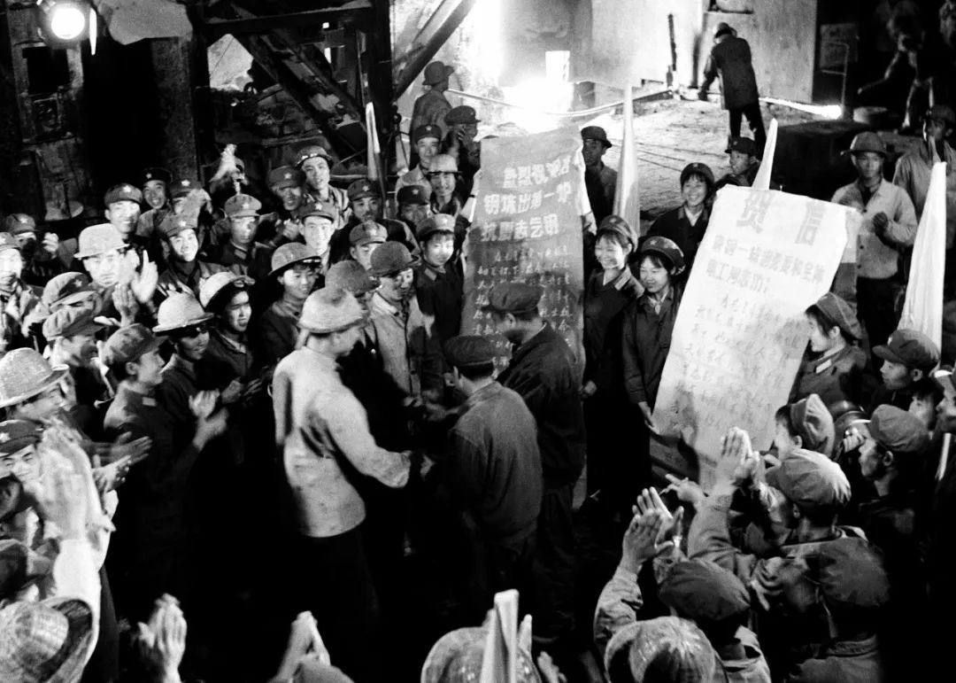 河北唐山地震:那场23秒的灾难 已经过去43年 这是1976年唐山钢铁公司工人庆贺唐山大地震后炼出“志气钢”的场景。新华社发