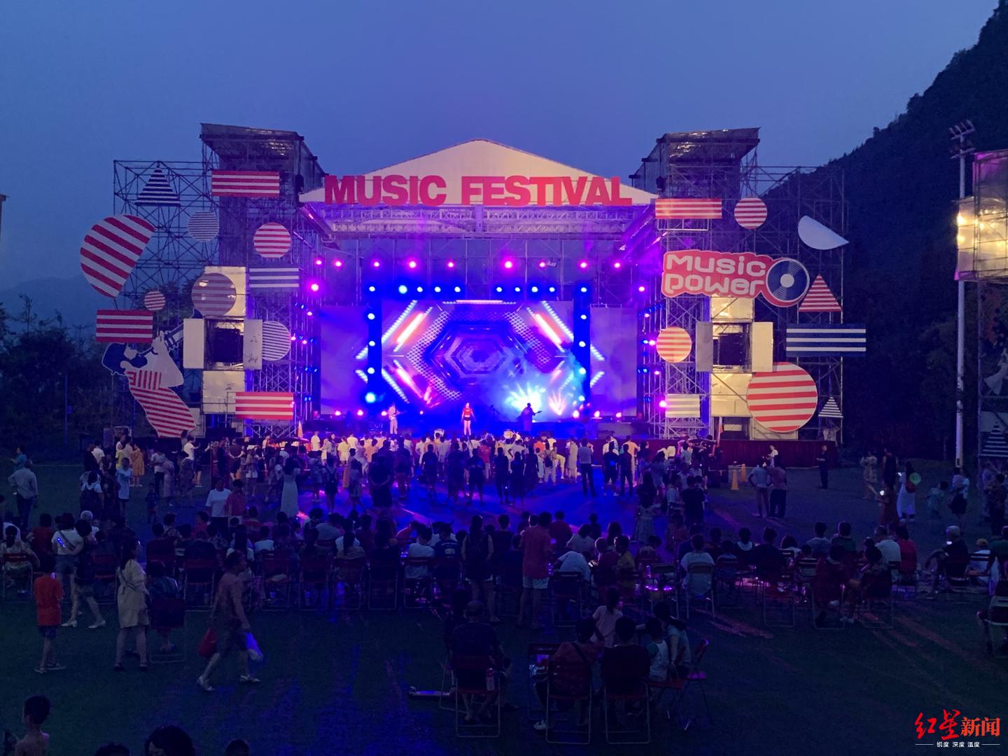 主办方围绕"多彩夏日·清凉宝山"主题,精心策划组织了"夏日音乐节