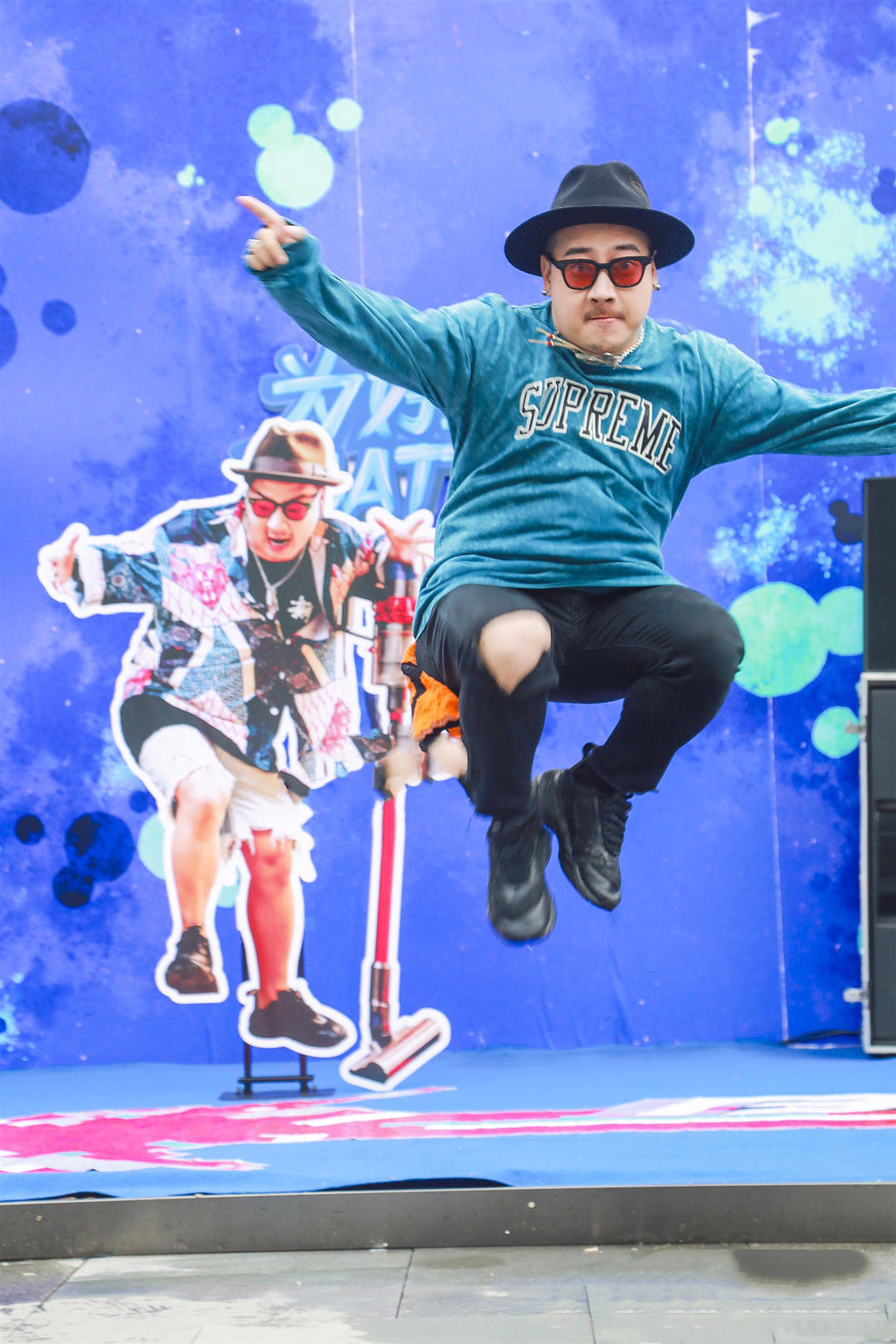 雨中也要燃最会跳舞的胖子小海成都太古里秀街舞