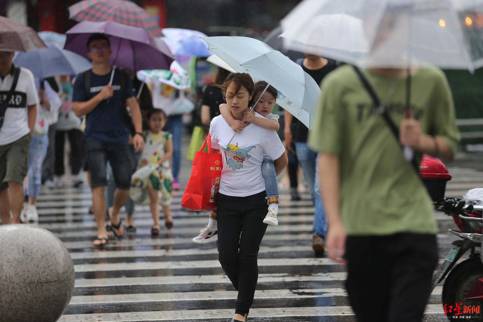 图集丨下雨天有一种温情叫我为你撑伞