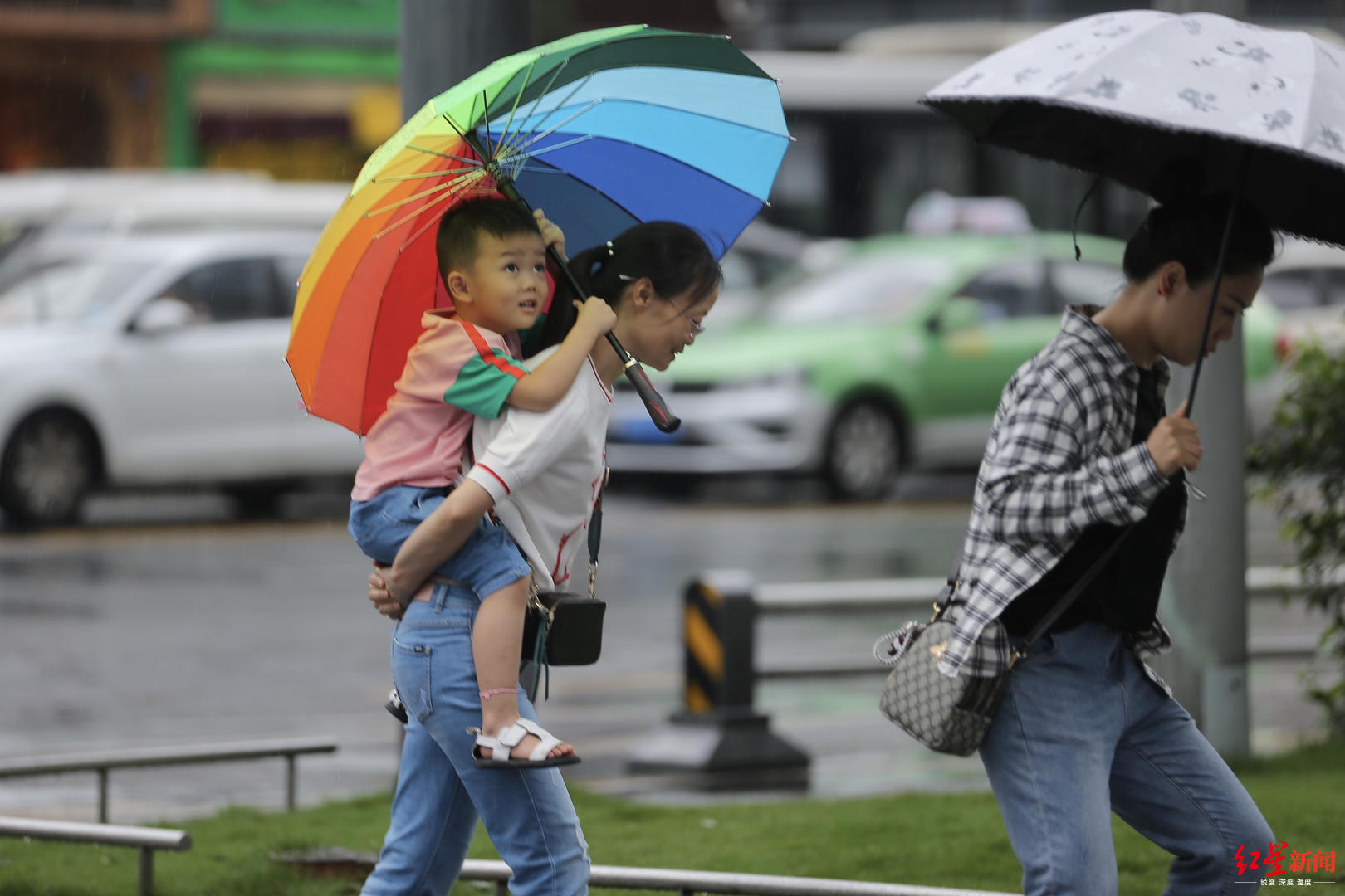 图集丨下雨天有一种温情叫我为你撑伞