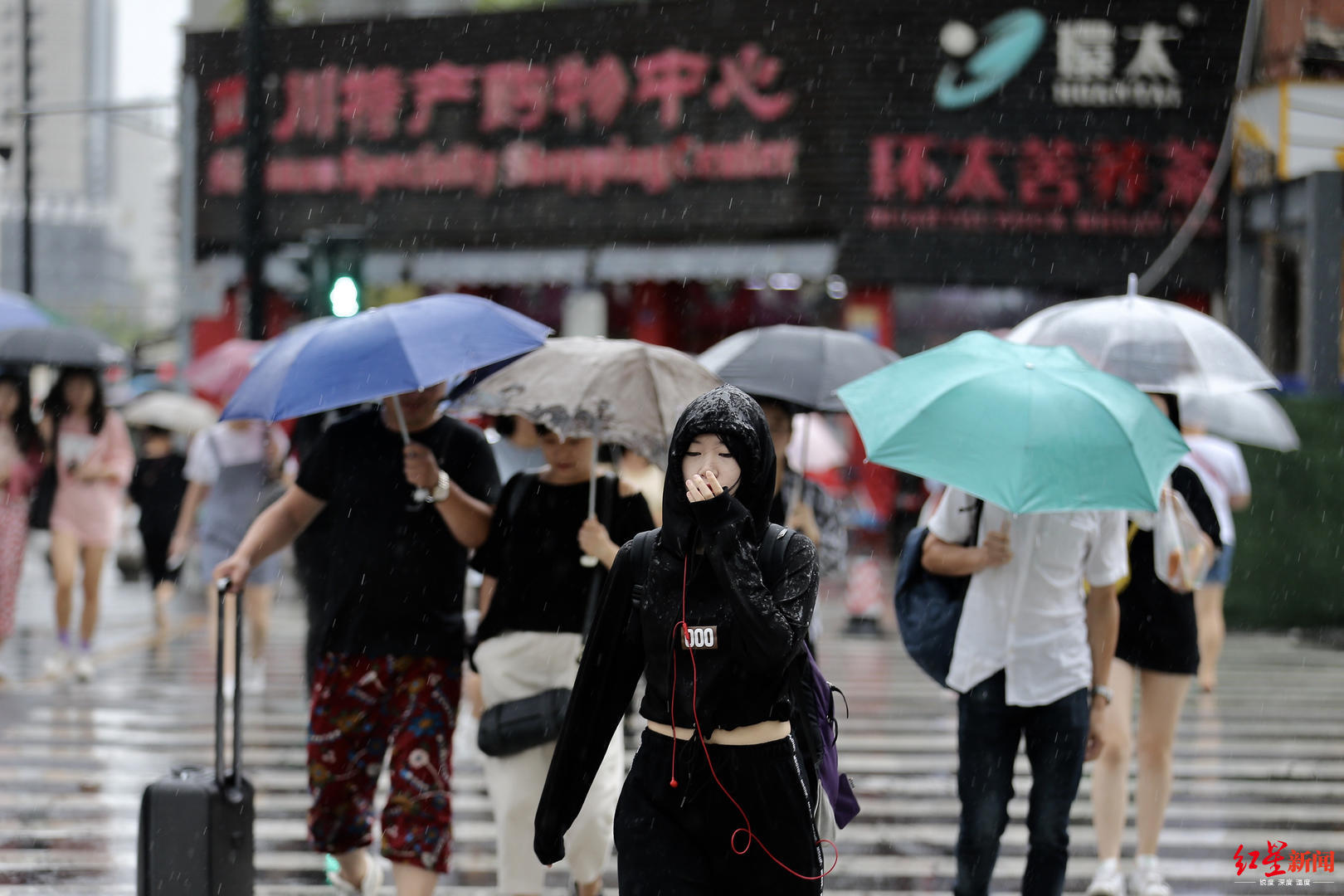 图集丨下雨天,有一种温情叫:我为你撑伞