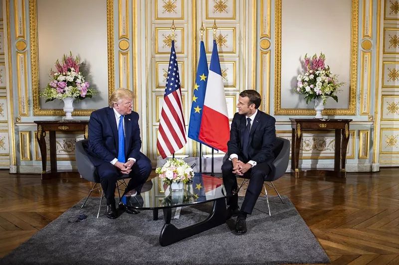 2019年6月6日，在法国诺曼底地区的卡昂，法国总统马克龙（右）会见前来参加诺曼底登陆75周年纪念活动的美国总统特朗普。（新华社发，菲利普·罗克摄）