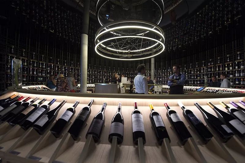 2016年6月30日，在法国波尔多“酒城”博物馆里待售的红酒。新华社/欧新中文