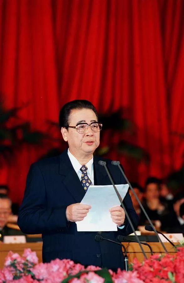 1998年3月19日，九届全国人大一次会议在北京人民大会堂胜利闭幕。李鹏同志在闭幕式上讲话。 新华社记者 王岩 摄