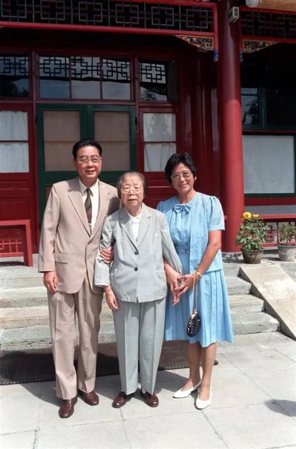1986年，邓颖超同志和李鹏同志及夫人朱琳在北京中南海西花厅合影。 新华社记者 王新庆 摄