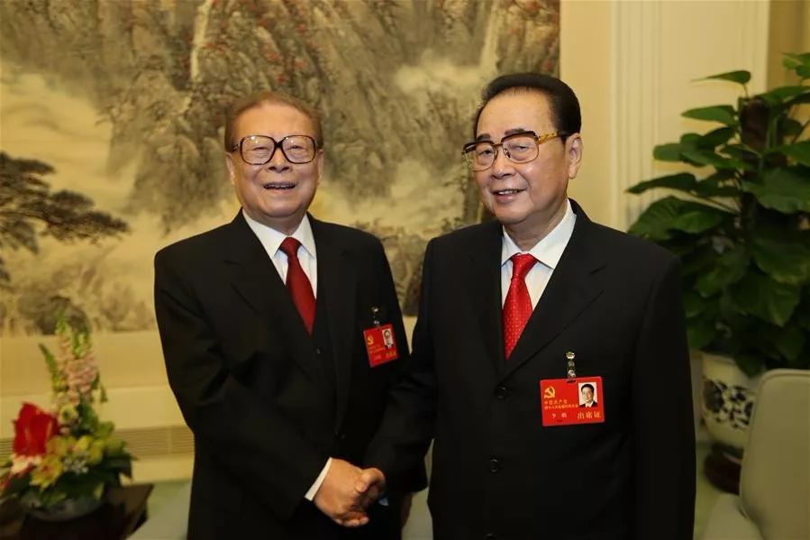 2012年11月8日，在党的十八大开幕前，江泽民同志同李鹏同志在一起。 新华社记者 兰红光 摄