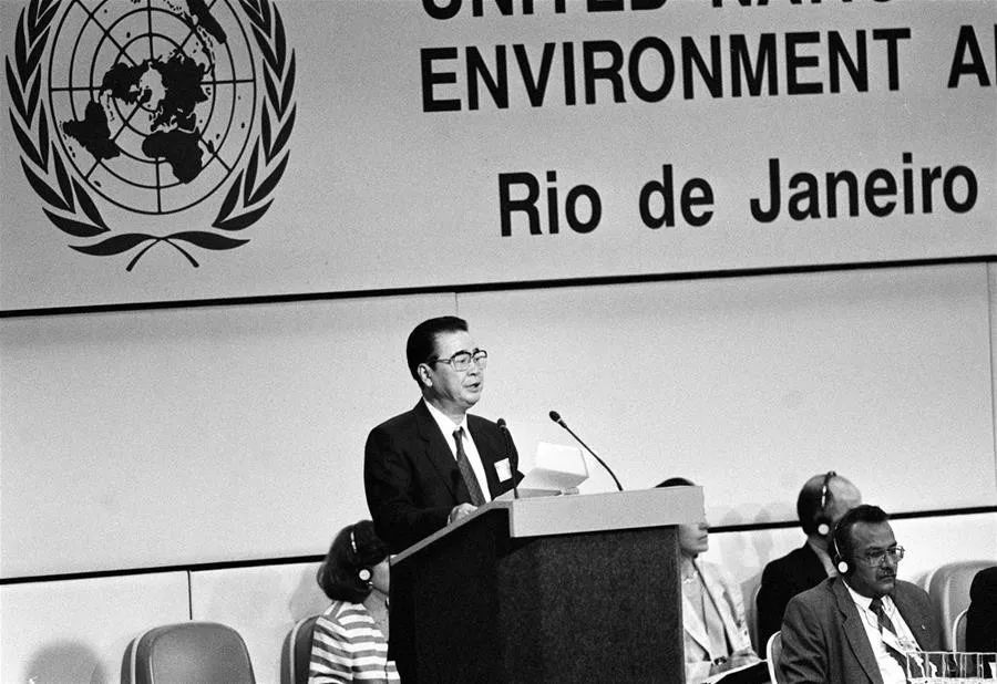 1992年6月12日，李鹏同志在联合国环境与发展大会首脑会议上发言。 新华社记者 李生南 摄
