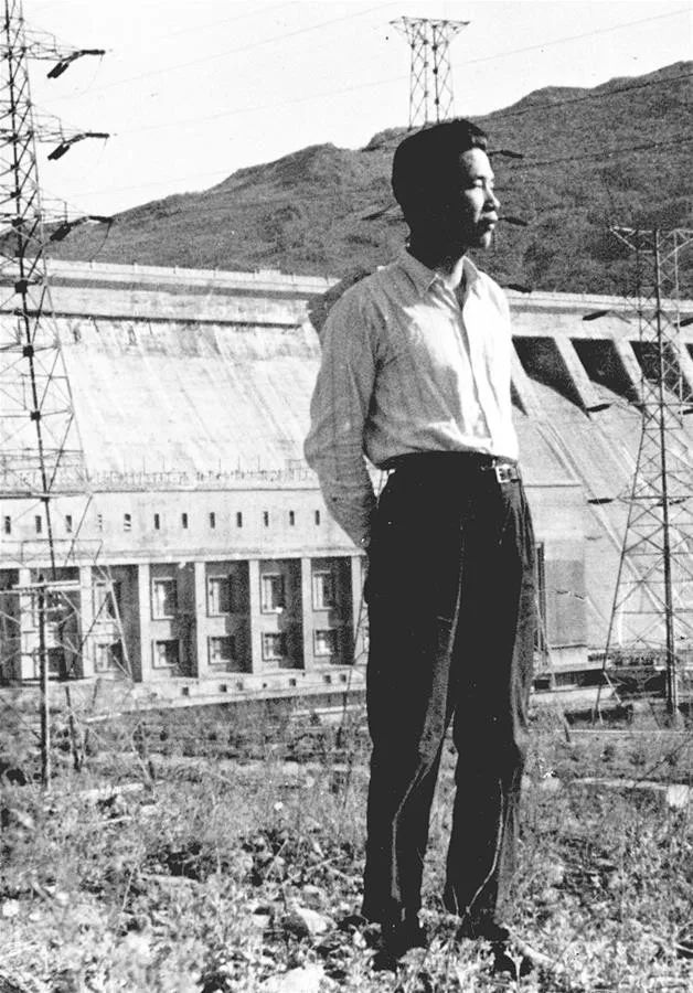 1959年，李鹏同志在丰满发电厂留影。 新华社发