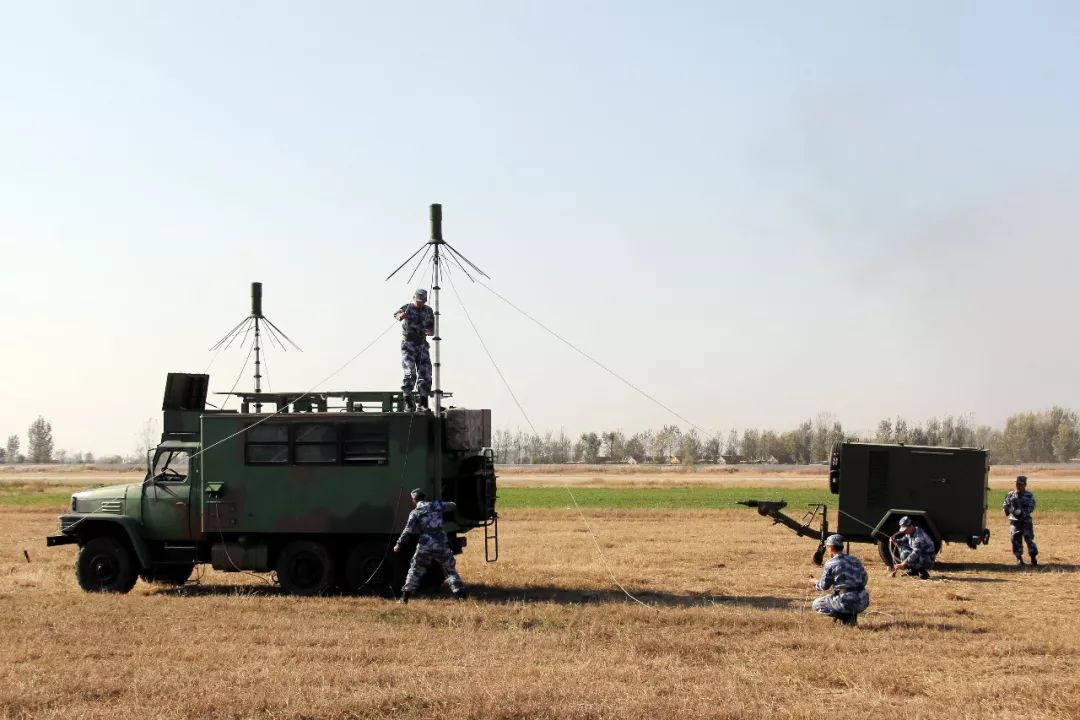 常人几乎见不到也叫通信指挥车这辆车是机场塔台移动的指挥所【a款