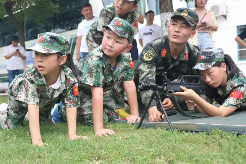 据枪瞄准 匍匐前进 穿越轮胎 军事夏日营让小学生零距离感受军营魅力 新浪新闻
