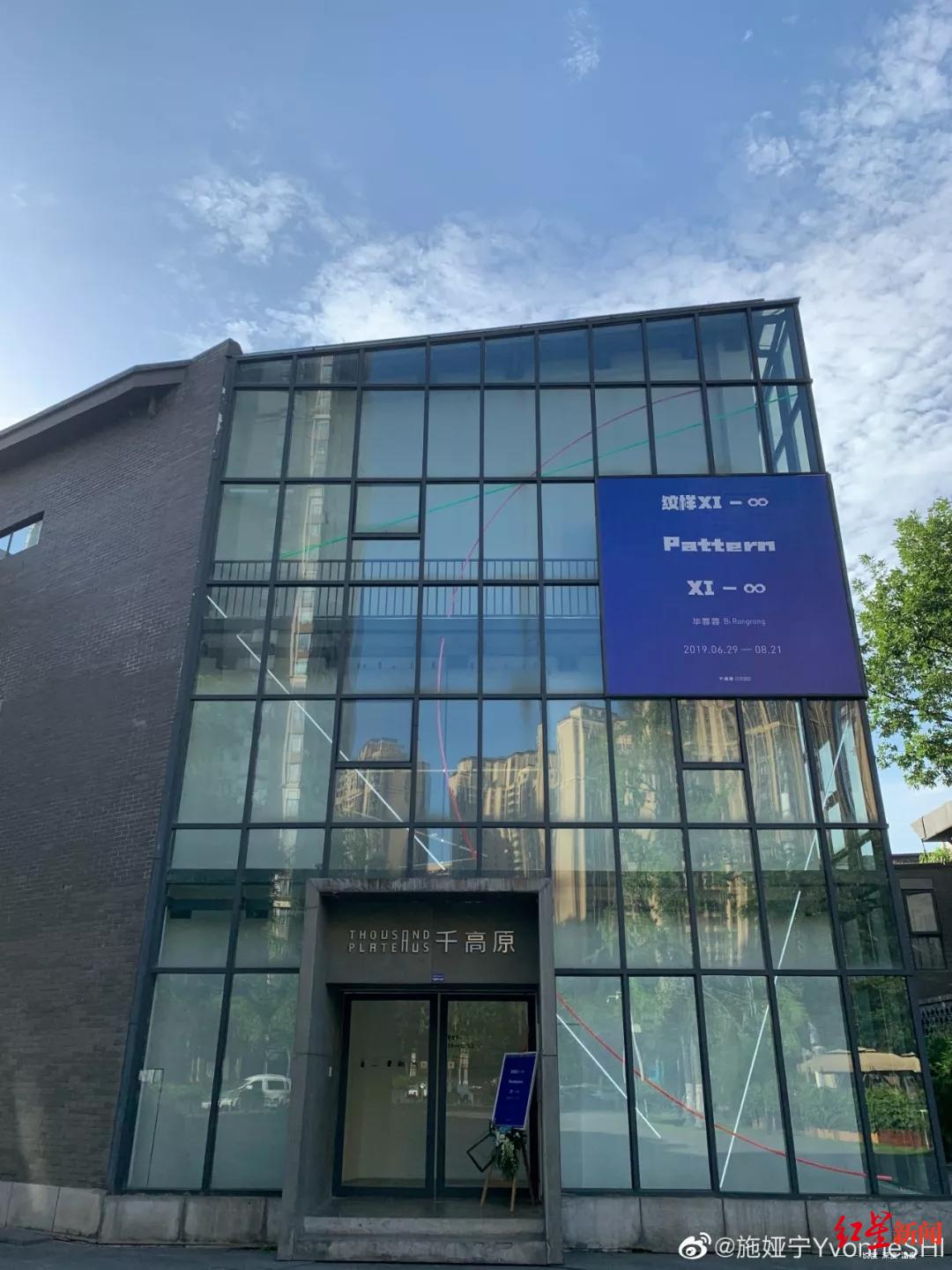 身处其中,周遭的艺术作品传递出的氛围完全可以让燥热的内心安静下来