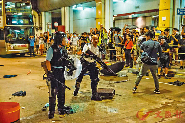 提审前夜香港激进分子包围警署叫嚣放人