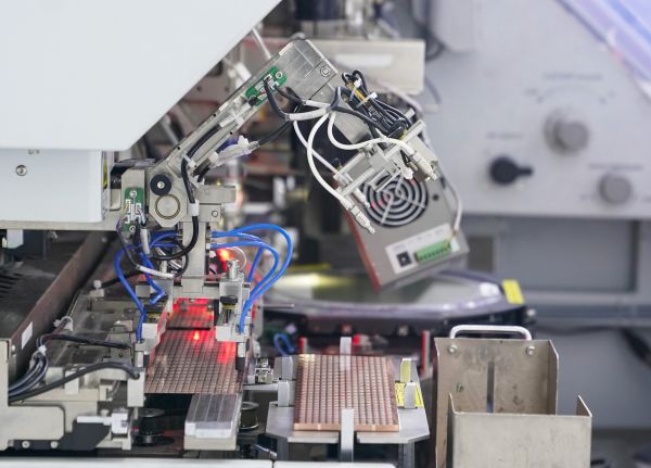 资料图片:重庆万国半导体科技有限公司芯片封装车间。(新华社)