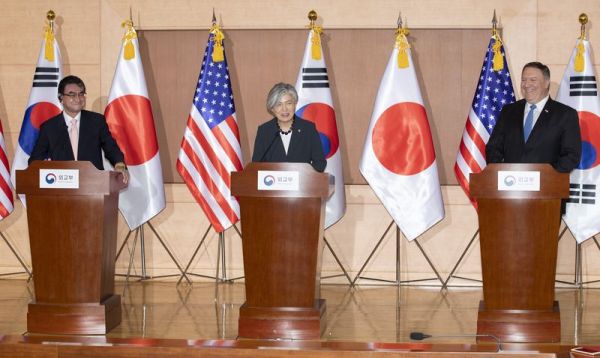 资料图片:2018年6月14日在韩国首尔拍摄的日本外务大臣河野太郎、韩国外交部长官康京和与美国国务卿蓬佩奥(从左至右)资料照片。(新华社发)