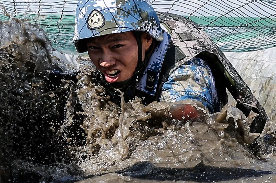 ∆ 当地时间2016年8月3日，中国海军士兵在俄罗斯参加2016国际军事竞赛海上突击比赛。