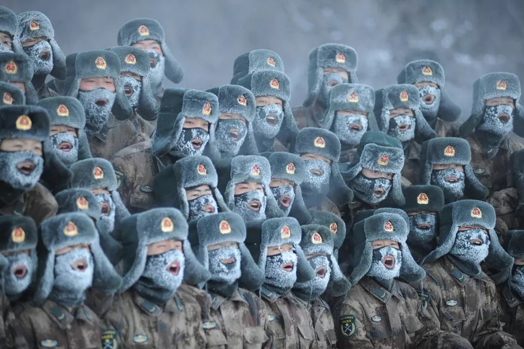 ∆ 2011年1月21日，解放军驻黑龙江省伊春市某部新兵营150多名新兵，在零下32摄氏度的严寒中训练。