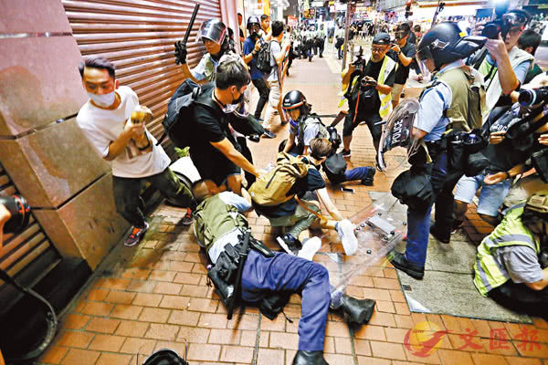 7月7日，旺角的示威者试图阻挠警方制服其同伙  图源：文汇网