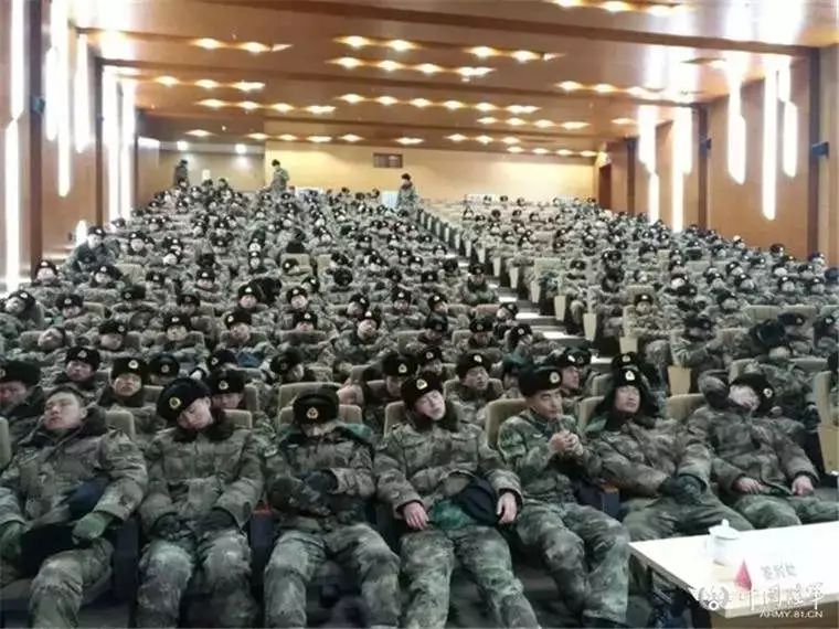 ∆ 2018年,严寒中连夜铲冰除雪完成任务后的官兵在短暂休息。