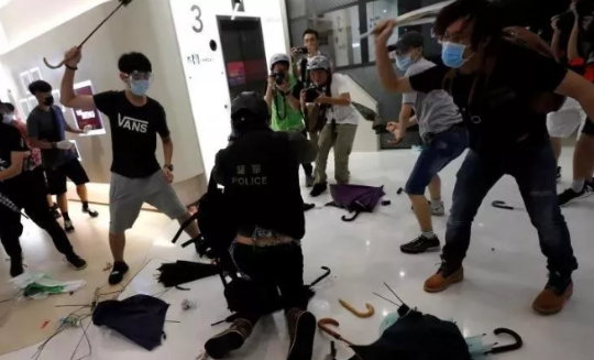 7月13日，香港反对派人士发起所谓“光复上水”反水货客游行，在商场内殴打香港警察 （来源：文汇报）