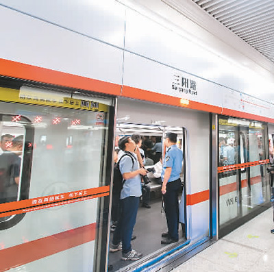 市民在武汉地铁7号线三阳路站搭乘地铁。　　新华社记者 熊 琦摄
