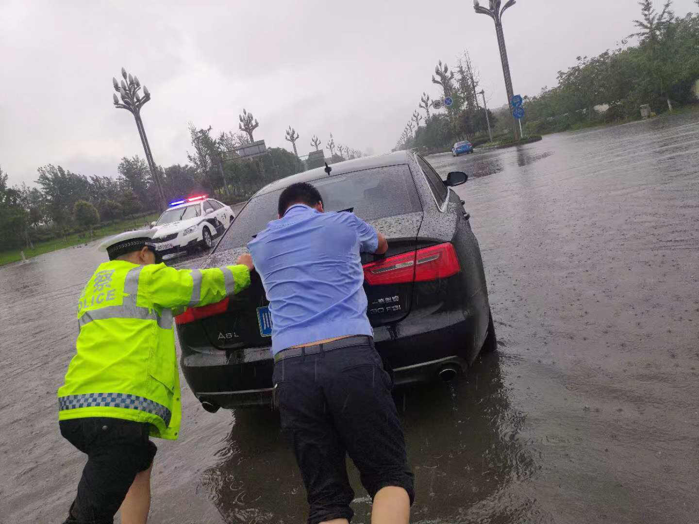 四川德阳市普降暴雨城区出现内涝多部门正在救援 手机新浪网
