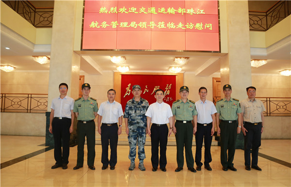 珠航局王建华局长赴32575部队走访慰问图