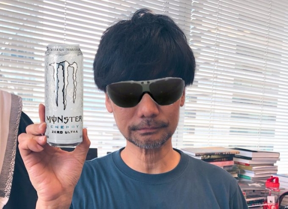 小岛秀夫手持"魔爪"帅照 引网友p图欢乐恶搞!