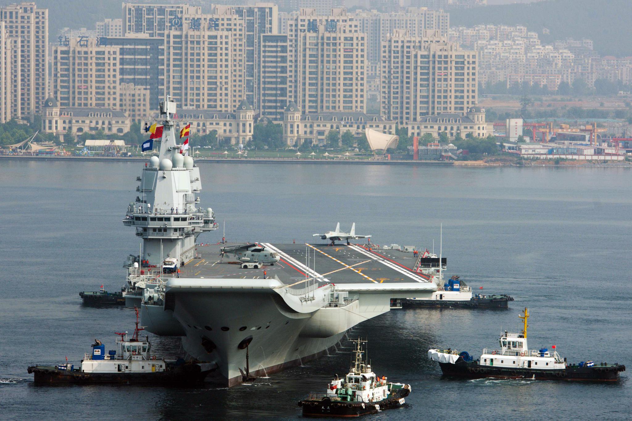 八一建军节当日中国首艘国产航母在辽宁大连第七次海试出航