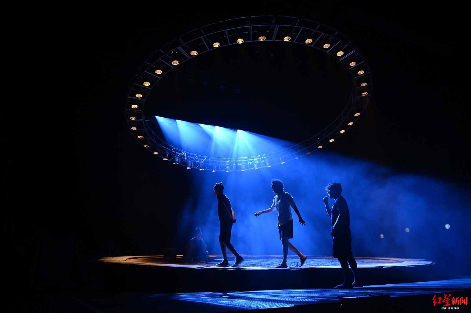 话剧安魂曲中文版成都首演主演倪大红舞台是圣殿