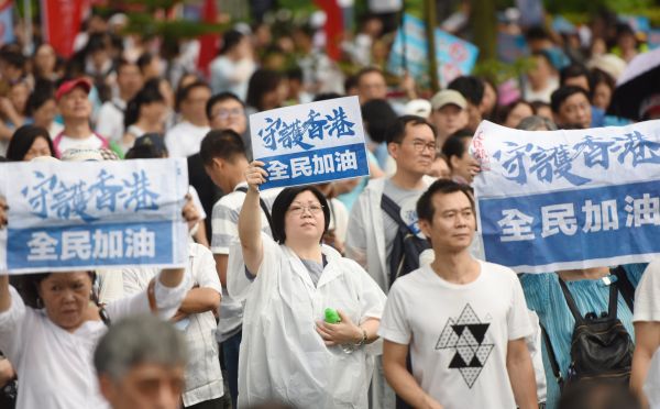 7月20日下午，香港各界举行“守护香港”大型集会，呼吁维护法治、反对暴力。新华社记者 王申 摄
