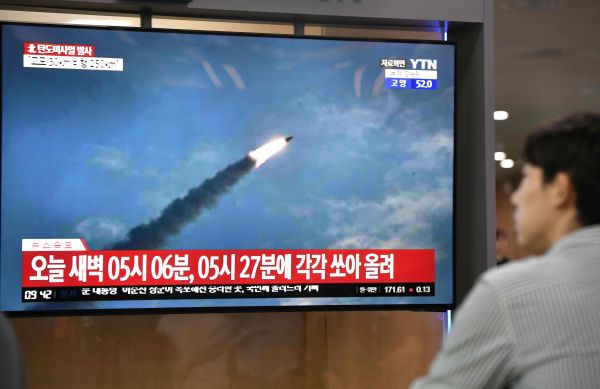 资料图片：7月31日，韩国首尔，一名男子观看韩国媒体播出的朝鲜发射导弹的电视新闻。朝鲜当天凌晨发射两枚短程弹道导弹。（新华社 法新社）