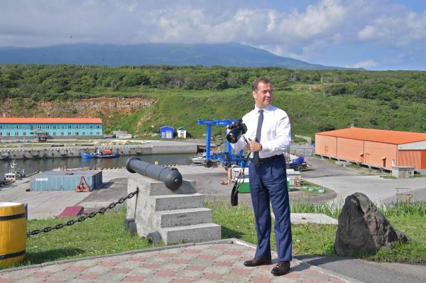 俄罗斯总理梅德韦杰夫2日在择捉岛上拍照（法新社）