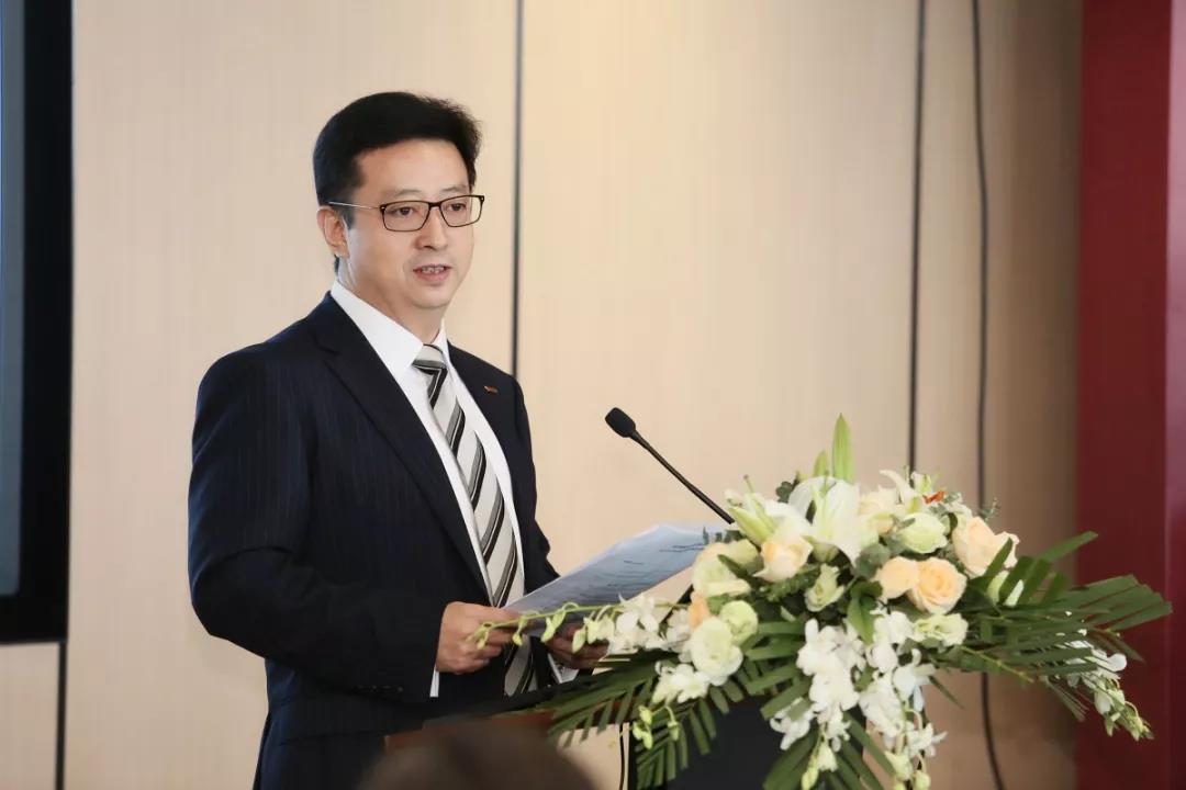 直击业绩会阳光城朱荣斌携手吴建斌在钢丝绳上跳双人舞