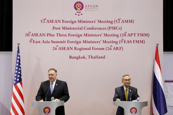 美国国务卿蓬佩奥（左）1日与东盟轮值主席国泰国外长在曼谷举行新闻