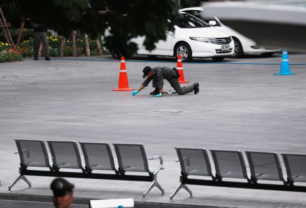 当地时间8月2日，在泰国曼谷，警方排弹人员在爆炸现场工作。（新华社/路透）