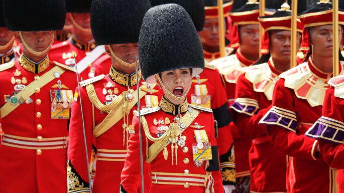 泰国"将军"王后册封不足3月 女少将获封"贵妃"