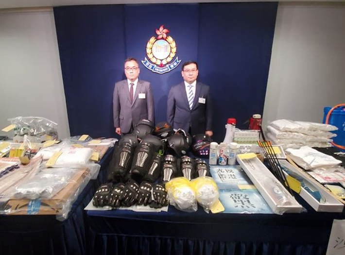 香港警方2日展示查获的证物（图片来源：港媒）