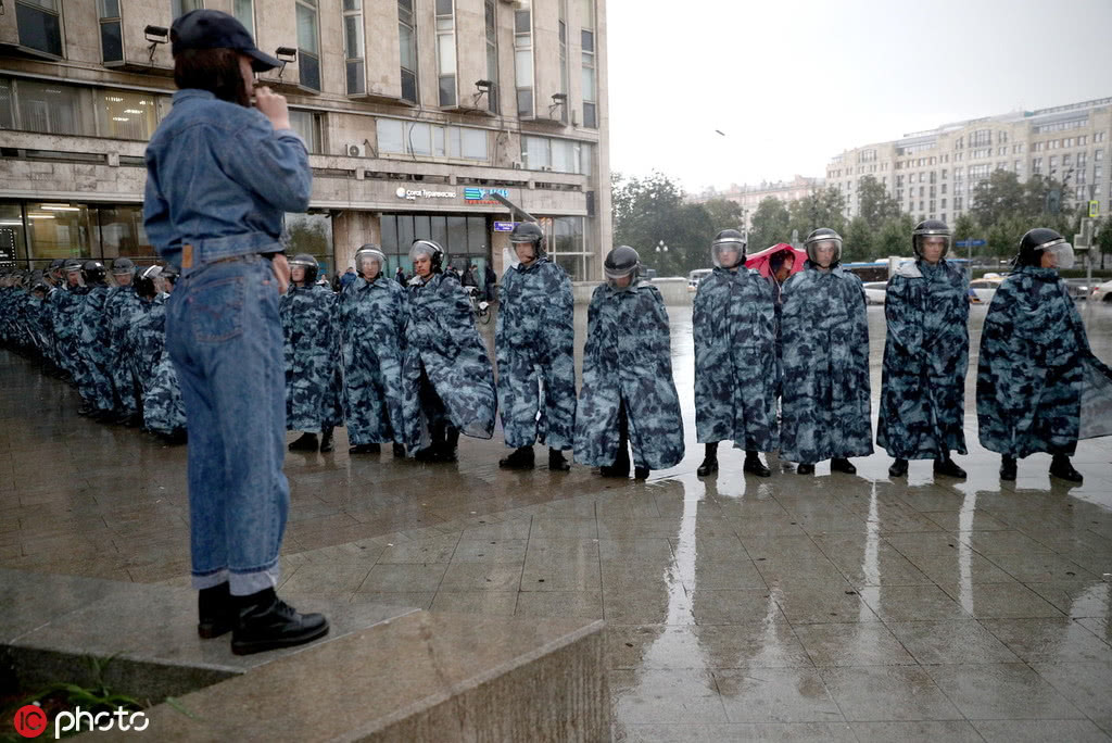 当天出现在现场的莫斯科警察。（IC Photos）