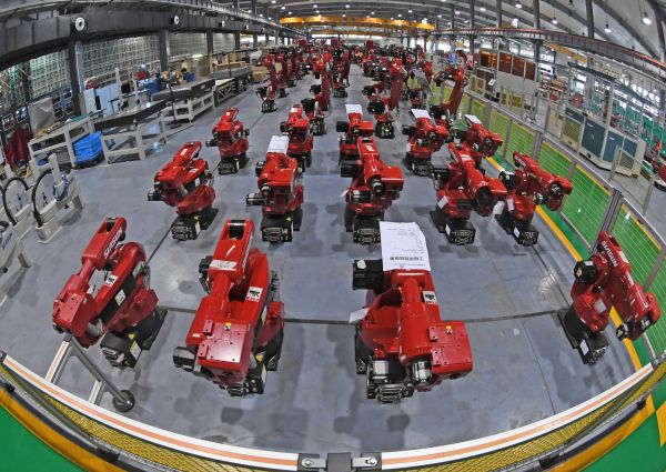  资料图片：沈阳新松机器人自动化股份有限公司工业机器人生产车间。（新华社）