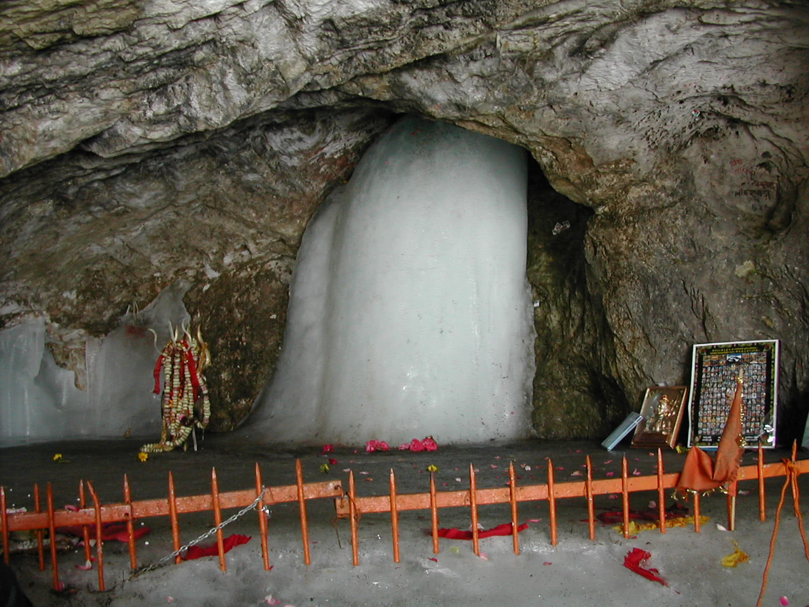 阿马尔纳特石窟中的巨大冰笋。（图自英文维基百科）