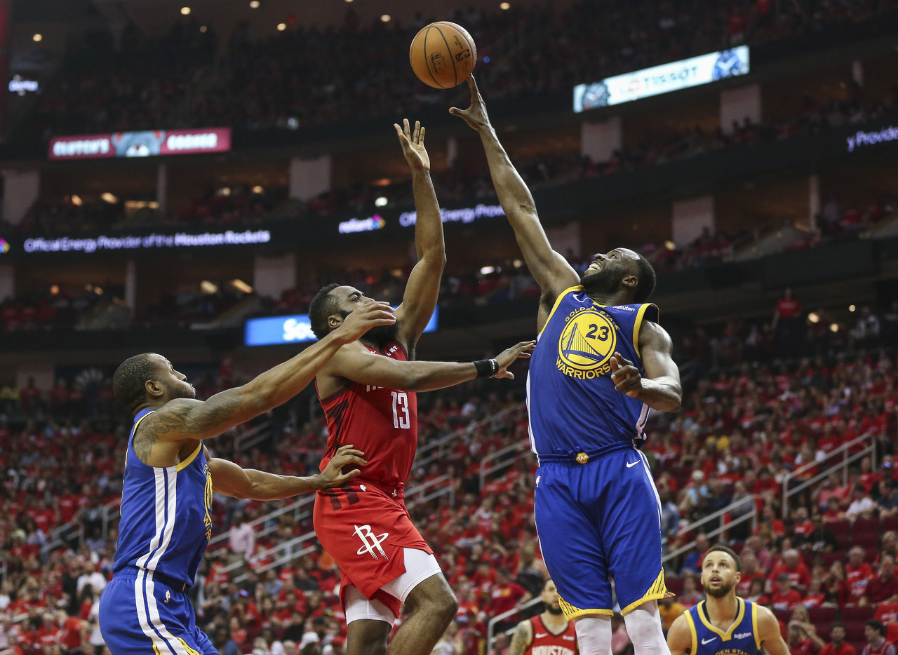 今日图集:成功续约的勇士防守铁闸追梦格林