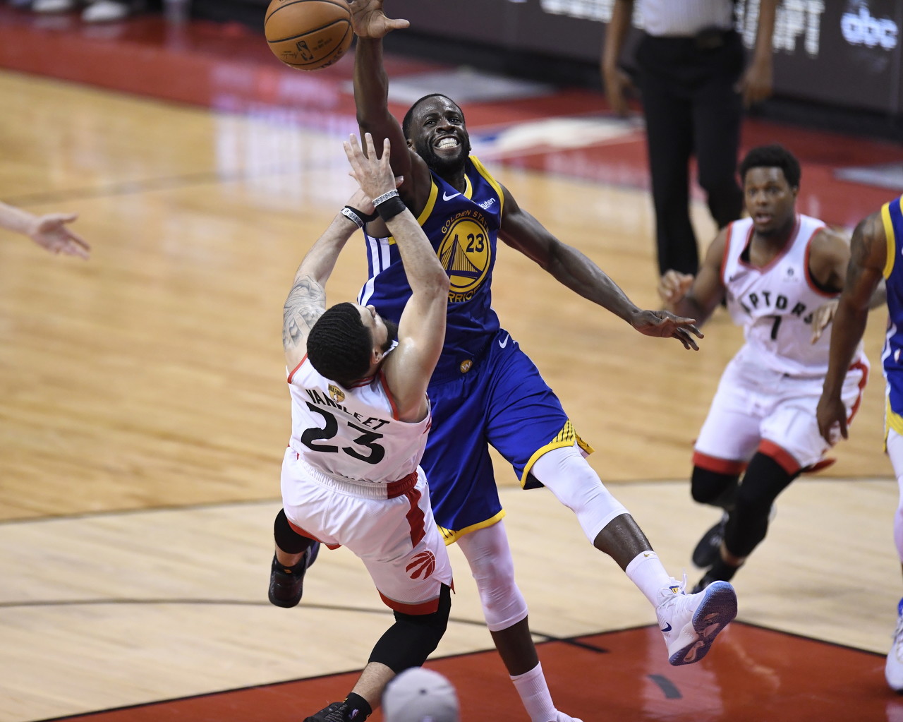 今日图集:成功续约的勇士防守铁闸追梦格林