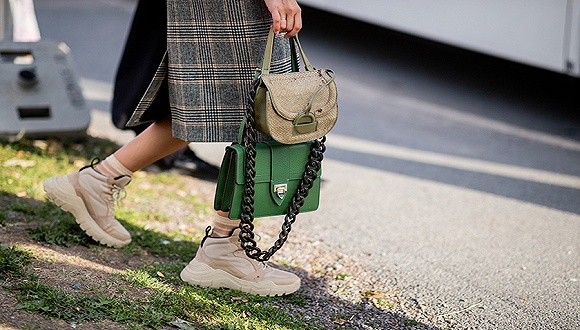 夏季雨水泛滥无碍运动鞋走红 品牌加码防水透气性能