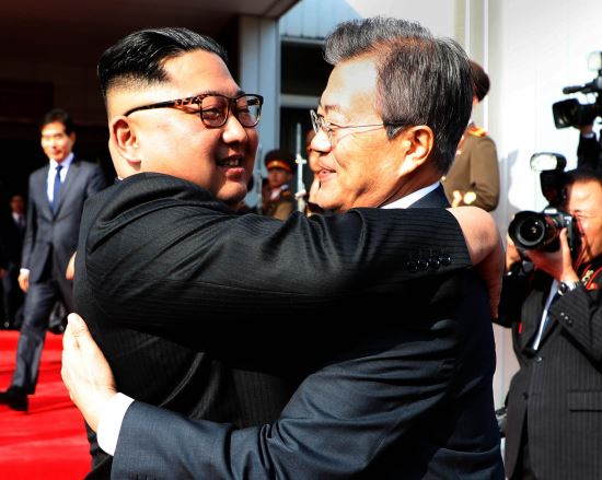 朝韩领导人在板门店相拥（纽西斯通讯社）