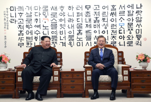 朝韩领导人在板门店畅谈
