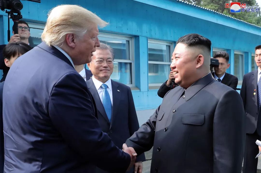 2019年6月30日,朝鲜最高领导人金正恩与美国总统特朗普在板门店举行历史性会晤与会谈。新华社/朝中社