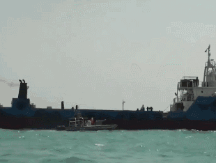 (巡逻艇靠近油轮。图源:PressTV视频)