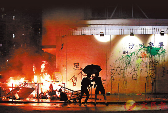 沙田警署外火焰高約3米，暴徒還不斷向火堆投擲助燃劑（文匯報）